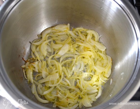 Лук очистите и нарежьте не очень мелко. В кастрюльке разогрейте сливочное масло и обжарьте лук около 2 минут, помешивая.