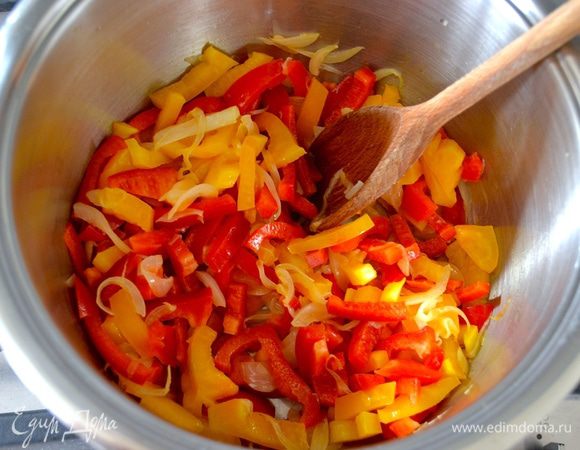 Болгарский перец (цветной) вымойте, очистите и нарежьте полосочками. Добавьте к луку и продолжайте обжаривать все вместе еще минут 7.