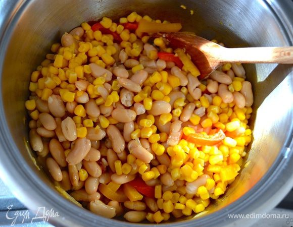 Затем добавьте в кастрюлю вареную фасоль, промытую консервированную кукурузу.