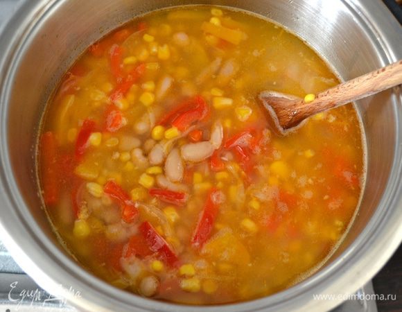 Залейте все горячим бульоном (или водой) и от момента закипания варите все 10 минут на слабом огне. Посолите и поперчите по вкусу.