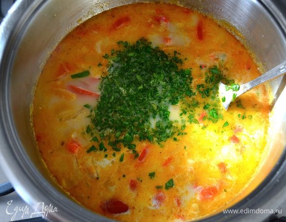 Добавьте измельченную зелень петрушки и снимите с огня. Дайте постоять минут 15–20 (можно и дольше) и подавайте.