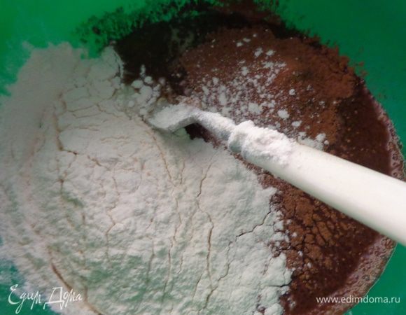 Замесить тесто: взболтать яйцо со щепоткой соли, влить воду и размешать. Просеять какао и муку (сколько возьмет!), чтобы получилось не липкое, но клейкое тесто (так сформулировала итальянка!). Положить его в холодильник как минимум на час.