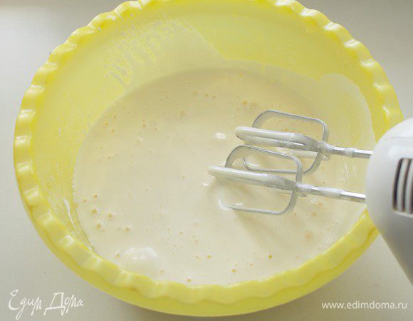 В отдельную миску разбейте яйца, всыпьте сахар и взбейте при помощи миксера, работающего на высокой скорости, в пышную светлую пену.