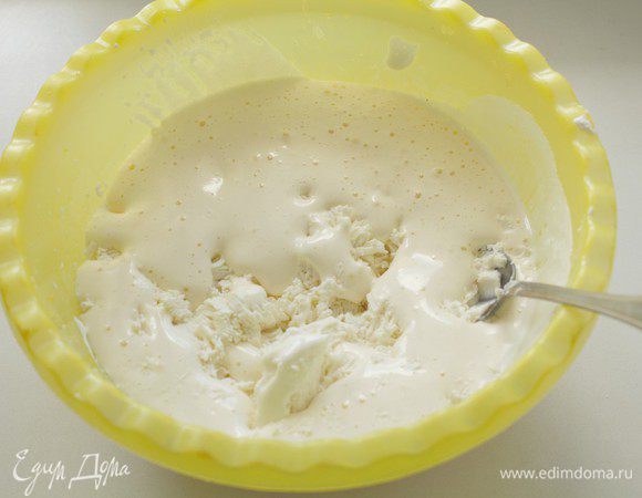 Добавьте протертую через сито рикотту.