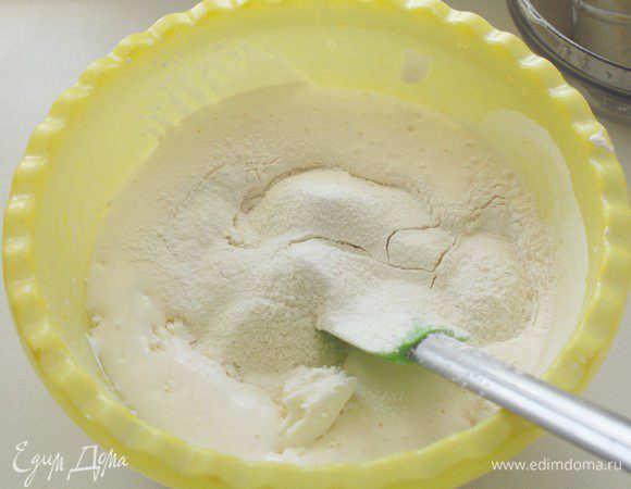 Муку с разрыхлителем тщательно перемешайте силиконовой лопаткой.