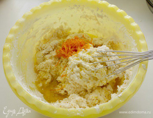 Добавьте оливковое масло, цедру и снова аккуратно перемешайте.