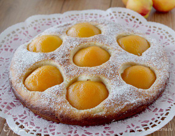 Выпекайте пирог в предварительно разогретой духовке при 180–200°C в течение 50 минут. За 10 минут до готовности выньте пирог из духовки, обильно посыпьте мелкокристаллическим сахаром и доведите до готовности. Проверьте готовность пирога зубочиской. Достаньте форму из духовки и полностью остудите пирог.