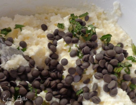 Для начинки смешать маскарпоне с яйцом, сахарной пудрой и добавить шоколадные капельки и мелко нарезанную мяту. Отправить в холодильник на 1 час.