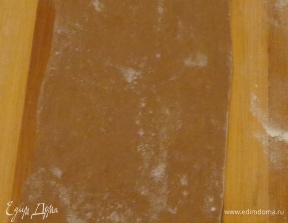 Готовое тесто разделить на 4 части. Каждую часть раскатать в длинную узкую полосу.