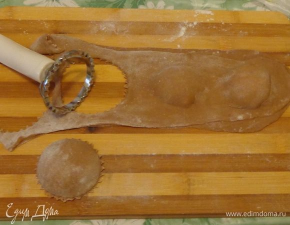 Накрыть второй половиной, следя, чтобы не оставался воздух в равиоли. Специальной вырубкой выдавить равиоли. Уложить их на доску и охладить.