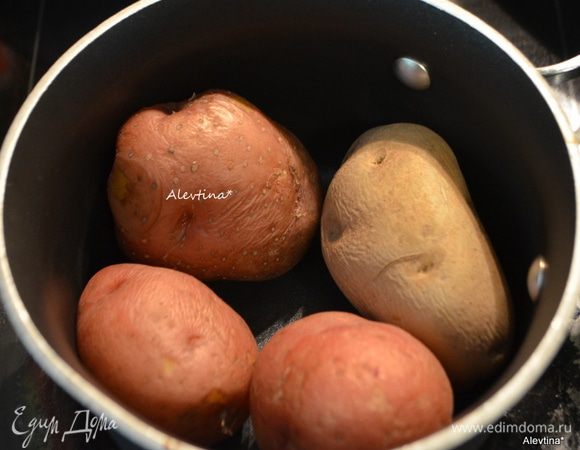 6 штук небольшого молодого картофеля. Если крупный, то количество сокращаем. Отварить до полуготовности или приготовить в микроволновке. Порезать крупно.
Лук белый очистить и порезать крупно.