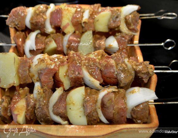 Разогреть гриль. Не беда, если нет гриля, готовим в духовке режим бройл или просто ставим температуру 200С.  Нанизываем на шампура, чередуя кусочек говядины, лук, картофель.  Смазать картофель и лук растительным маслом 1 1/2 ч.л и посыпать солью 1/8 ч.л . Готовить на гриле или в духовке до готовности.