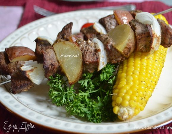 Подаем к столу кебаб, кукурузу, зелень, помидоры по желанию. Приятного романтического вечера.