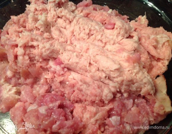 Смешайте фарш. Я делала фарш в процессоре, свиной и куриный фарш получился практически пастообразный, а фарш индейки я сделала рубленным, и попадались даже небольшие кусочки. 
