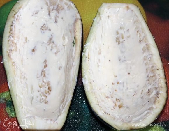 Смазываем половинки плавленым сырком.