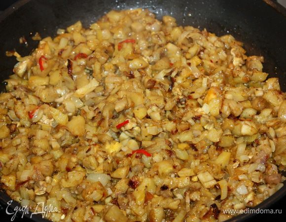 Репчатый лук шинкуем и пассируем на растительном/оливковом масле до золотистого цвета. Мякоть баклажана нарезаем на маленькие кубики, добавляем к луку. Затем режем шампиньоны, грудинку и отправляем их в сковороду к луку и баклажану. Даем начинке прогреться несколько минут, затем кладем чили перец, чеснок, выдавленный через пресс и специи по своему вкусу.