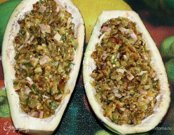 Готовой начинкой заполняем баклажаны.