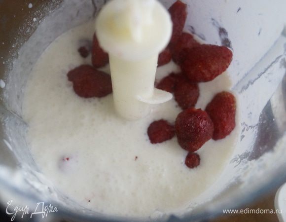 В оставшуюся массу положить промытую клубнику, всыпать остатки сахара и снова взбить до однородного состояния.