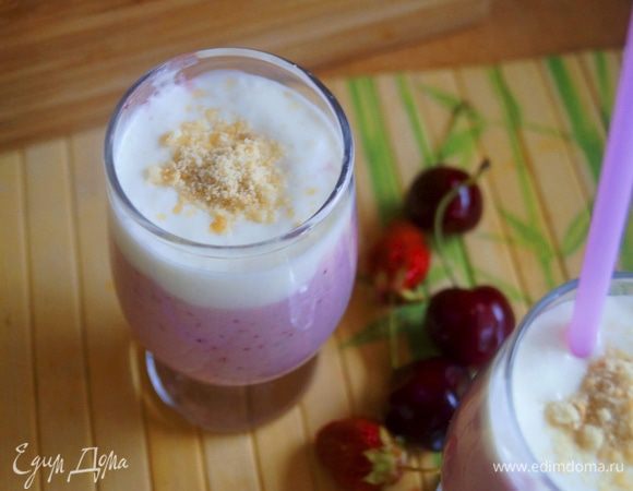 Разлить массу по бокалам, поверх поместить немного белой отложенной массы. Украсить можно крошкой песочного печенья или ломиками клубники. Перед подачей можно охладить. Приятного аппетита!