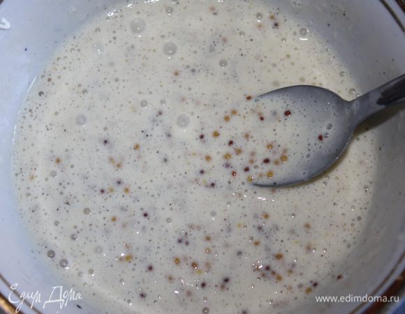 Заправка: слегка взбитое яйцо смешиваем с французской горчицей, лимонным соком и 1 столовой ложкой майонеза. 