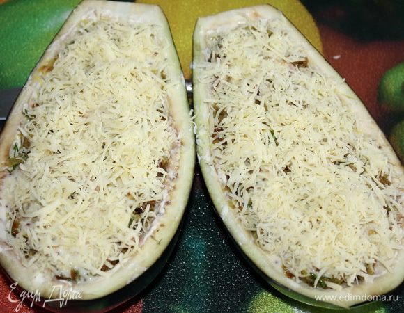 Поливаем готовой заправкой начинку и присыпаем натертым пармезаном. Оставшимся майонезом делаем сеточку на сырной поверхности, ставим в раскаленную духовку до 200°C на 30 минут. Баклажаны должны зарумяниться сверху, а сыр расплавиться. Даем баклажану полностью остыть.