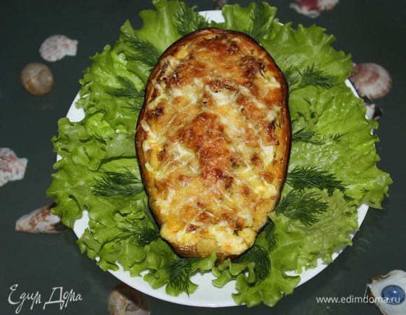  Выкладываем баклажаны на блюдо украшенное зеленью и подаем на стол.