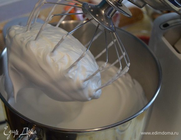 Бисквит «Джоконда» без сливочного масла:
Из белков 200 г и сахара сделайте меренгу (взбивать до плотных пиков).