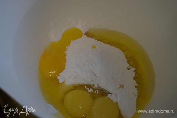Объедините миндальную муку и сахарную пудру в большой миске для взбивания. Добавьте желтки и белки (60 г) и взбивайте до густой и пушистой консистенции, около 10 минут. Просейте сверху муку и перемешайте деликатно силиконовой лопаточкой.