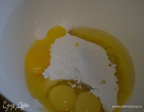 Объедините миндальную муку и сахарную пудру в большой миске для взбивания. Добавьте желтки и белки (60 г) и взбивайте до густой и пушистой консистенции, около 10 минут. Просейте сверху муку и перемешайте деликатно силиконовой лопаточкой. 