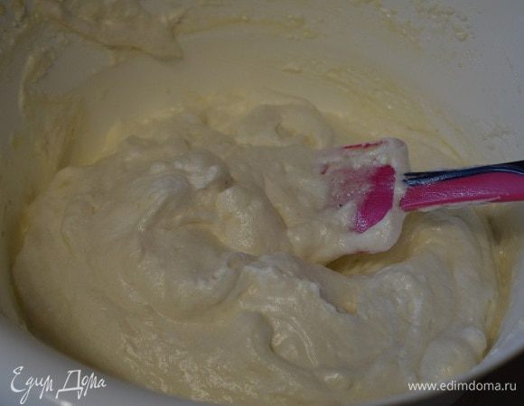 Примешайте меренгу.