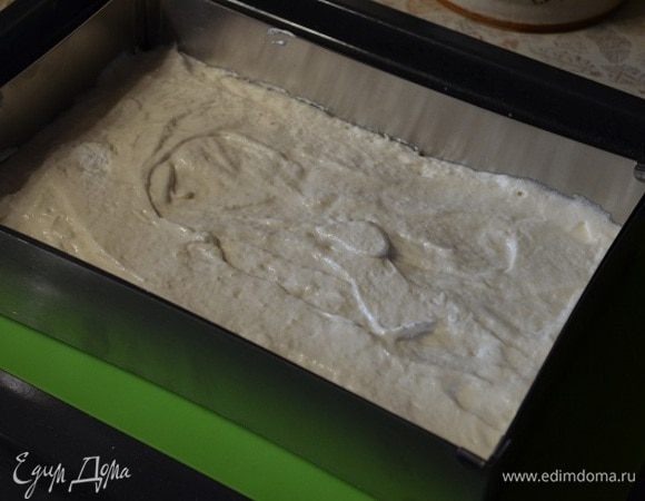 Распределите тесто по двум противням слоем 1 см. У вас должно хватить теста на 3 квадрата со стороной 18 см.