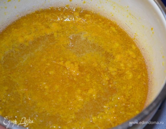 Апельсиновое конфи:

Нагрейте воду и сахар. Добавьте мелко натертую цедру 2-х апельсинов. Проварите 3 минуты на среднем огне. Затем процедите, сохранив лишь цедру.