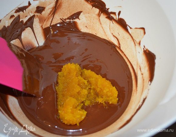 Шоколадный крем:

Сливки взбейте. Шоколад растопите, но не нагревайте его сильно. Смешайте с цедрой (апельсинового конфи) и сразу же со взбитыми сливками. Использовать сразу же.