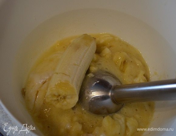 Бананы пюрировать, смешать с лимонным соком, добавить сахарную пудру. Нагреть в сотейнике, доведя до кипения. Снять с огня, примешать набухший желатин. Пробить блендером и влить ром. Если используете апельсиновый сок, то его нагреть вместе с банановым пюре.