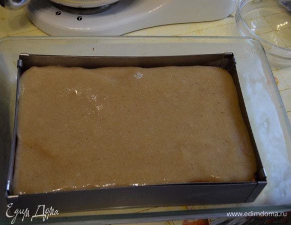 Вторая часть сборки:

Достать форму с первой частью, выложить сверху банановое желе, разровнять. Накрыть третьим бисквитом и пропитать его. Убрать в морозилку до тех пор, пока делается третий слой.