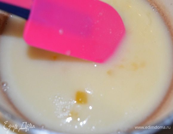 Ванильно-йогуртовый слой:

Желатин замочить в холодной воде и дать ему набухнуть.

Сливки взбить до плотных пиков (но не до состояния «масла») и примешать 200 г натурального, густого йогурта с ванильным экстрактом.50 г оставшегося йогурта смешать с ванильным сахаром и слегка нагреть, примерно до 75С-80С, только, чтобы растопить желатин. 