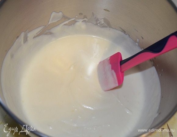 Добавить желатин, перемешать и вылить все в йогуртовые сливки. Использовать сразу же.