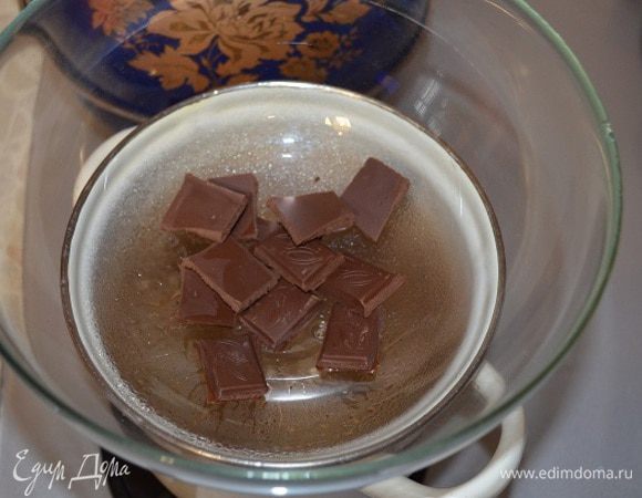 Третья часть сборки:

Поверх последнего бисквита выложить и разровнять ванильно-йогуртовый слой. Убрать в морозилку на ночь.

Декор:

Шоколад растопить и смешать с растительным маслом.
Нейтральную глазурь чуть нагреть, чтобы она стала жидкой и смешать с ромом. Я брала готовую глазурь около 100 грамм.