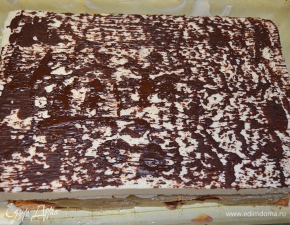 Достать торт и снять рамку. На замороженную поверхность ванильно-йогуртового слоя при помощи кисточки нанести хаотичные мазки. Подождать, пока они застынут. Затем покрыть торт нейтральной глазурью. Минут через 5-10 торт можно уже нарезать на порционные пирожные. Убрать на 1-2 часа в холодильник, чтобы они оттаяли, и можно подавать к чаю.