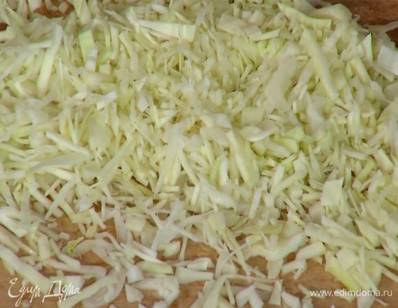 Капусту мелко порубить и выложить в глубокую посуду.