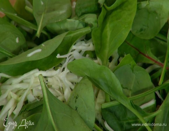 Добавить шпинат и перемешать.