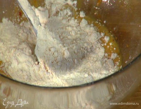 Яйцо разбить, добавить карри, куркуму, перец чили, все перемешать, затем всыпать гороховую муку и еще раз перемешать.