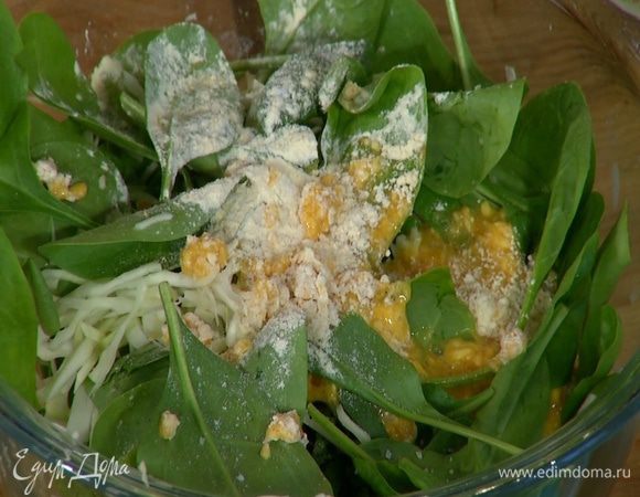 К капусте со шпинатом добавить яйцо со специями и мукой, посолить, поперчить и все перемешать.