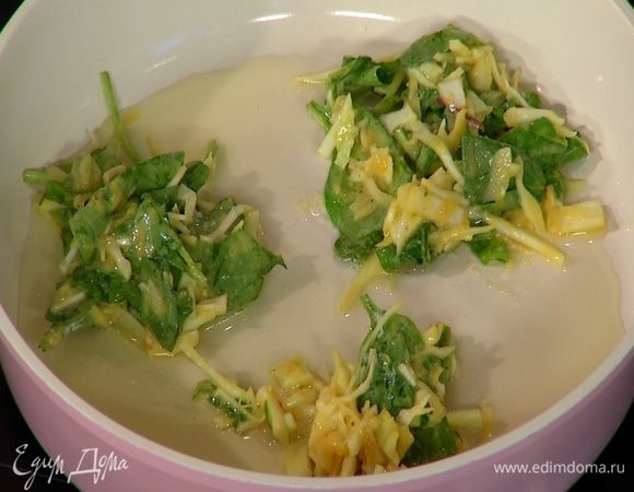 Разогреть в сковороде оливковое масло и пожарить небольшие блинчики с двух сторон, затем выложить на бумажное полотенце, чтобы удалить излишки жира.