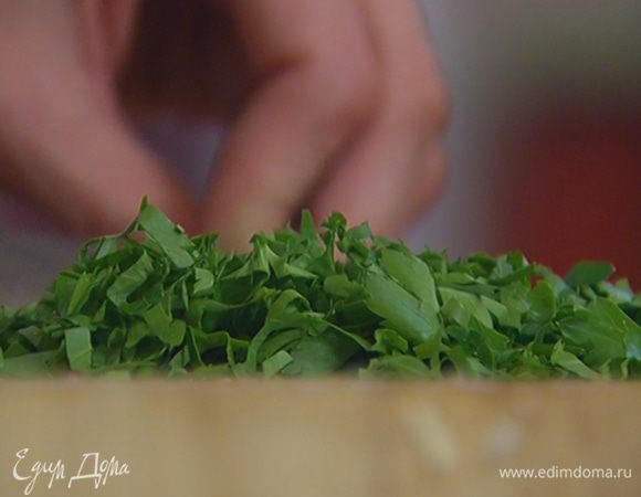 Листья кинзы мелко порубить.