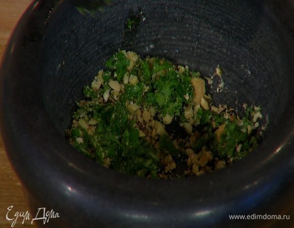 Кориандр и арахис растереть в ступке, затем добавить кинзу и еще немного растереть.