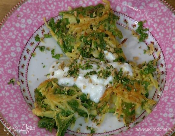 Готовые блинчики посыпать измельченным арахисом с кориандром и кинзой и подавать с простоквашей.