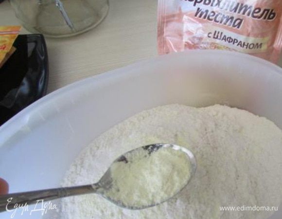 Смешиваем сухие ингредиенты - муку, разрыхлитель и сахарный песок.