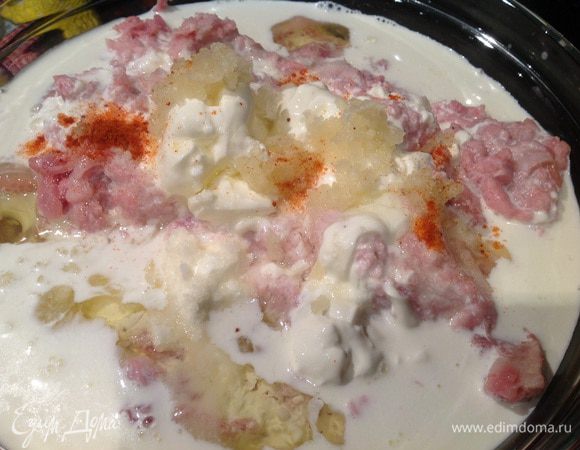 Добавьте сливки, чеснок, соль, перец, белок и хорошо перемешайте.