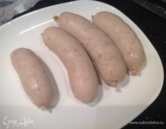 Отварите сосиски, главное не переварить, нужно чтобы получился полуфабрикат. А дальше я сосиски замораживаю, и достаю за час до приготовления по мере необходимости.